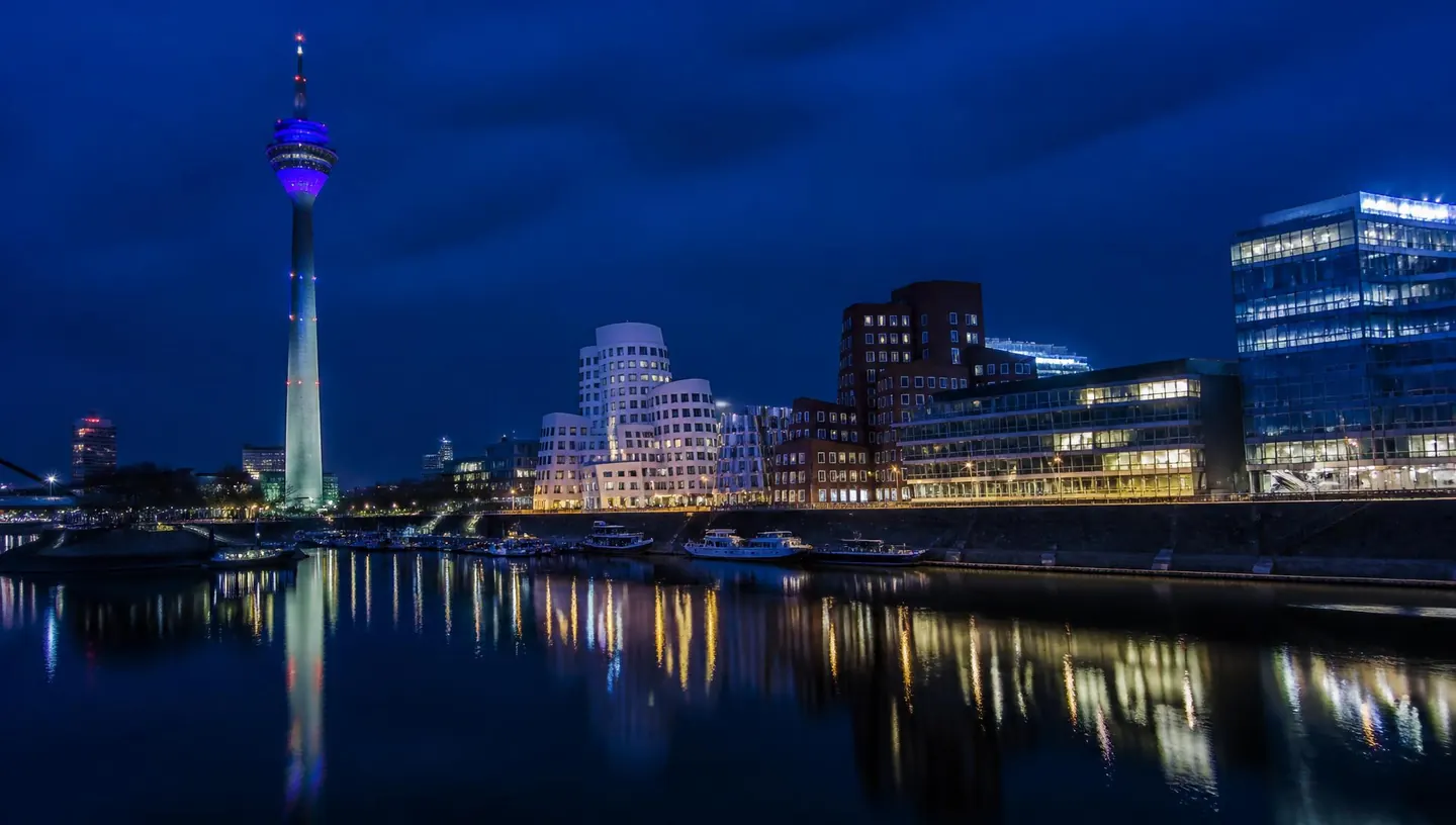 Skyline von Düsseldorf bei Nacht